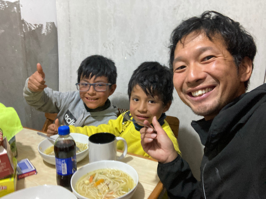 現地の少年との交流